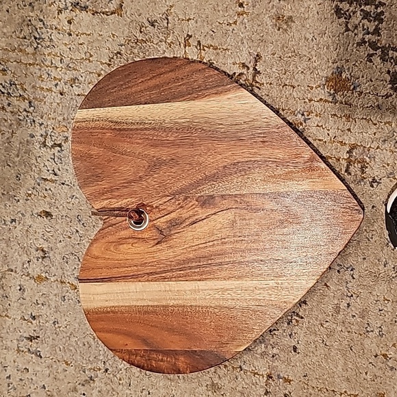 Charming Wooden Cutting/ Charcuterie Board Heart Shaped - Picture 1 of 4